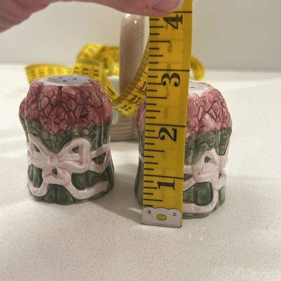 Vintage ceramic salt and pepper shakers, Asparagus in a basket - Picture 6 of 9